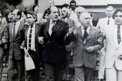 Sigmaringa Seixas (segundo a partir da esquerda) em protesto contra a interdição dos militares na OAB-DF (em 1983)